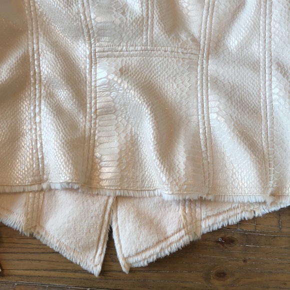 Buckle  Jacket - Picture 9 of 11